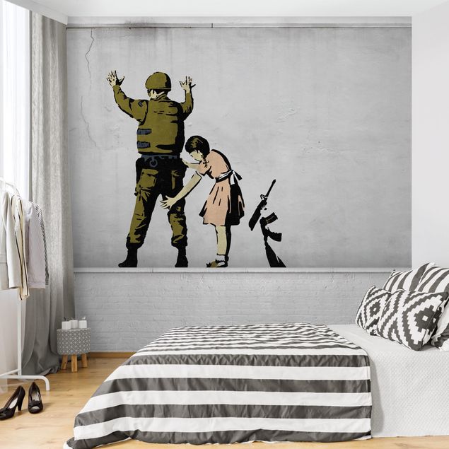 Fototapete Industrial Soldat und Mädchen - Brandalised ft. Graffiti by Banksy