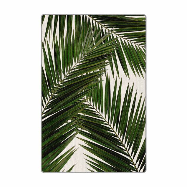 grosser Teppich Blick durch grüne Palmenblätter