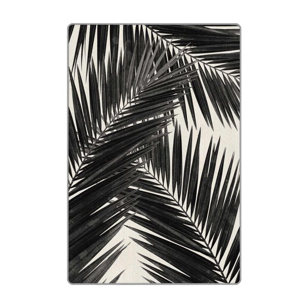 Große Teppiche Blick durch Palmenblätter schwarz weiß