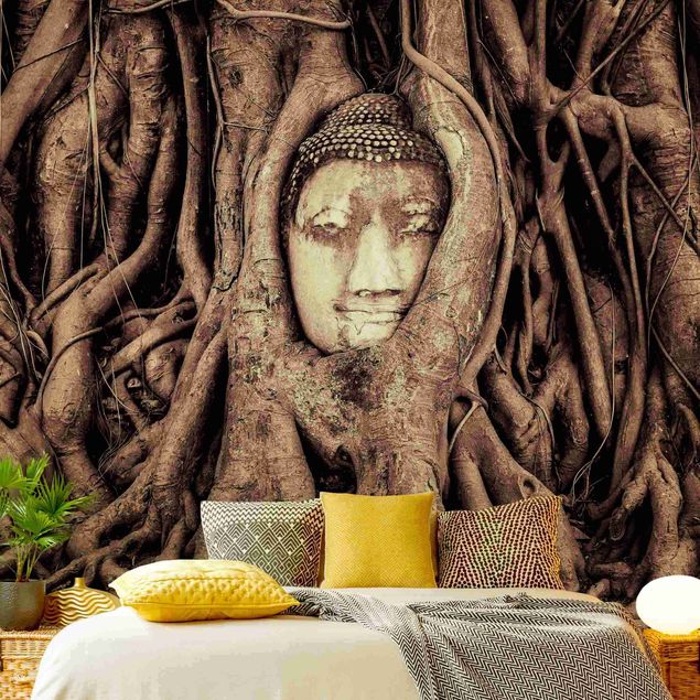 Braune Tapete Buddha in Ayutthaya von Baumwurzeln gesäumt in Braun