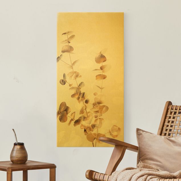 Leinwandbild Gold - Goldene Eukalyptuszweige mit Weiß - Hochformat 1:2