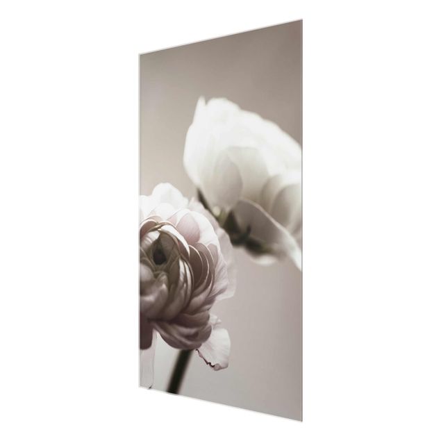 Glasbild - Dunkle Blüte im Fokus - Hochformat