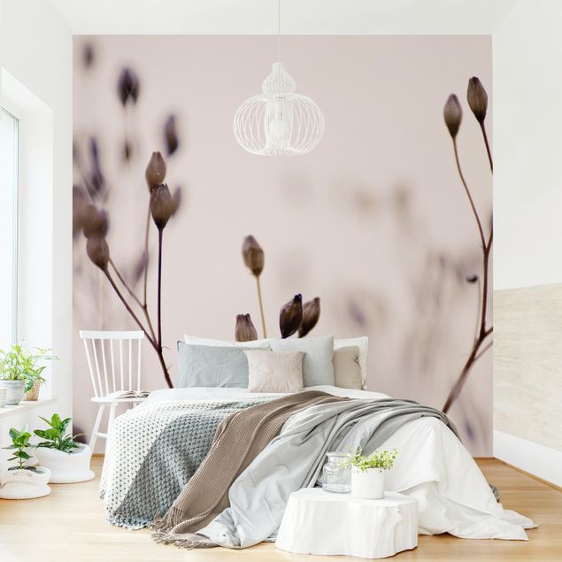 Romantische Schlafzimmer Tapete Dunkle Knospen am Wildblumenzweig