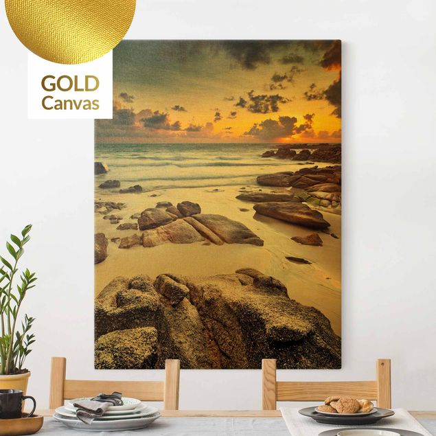Leinwandbild Gold - Strand Sonnenaufgang in Thailand - Hochformat 3:4