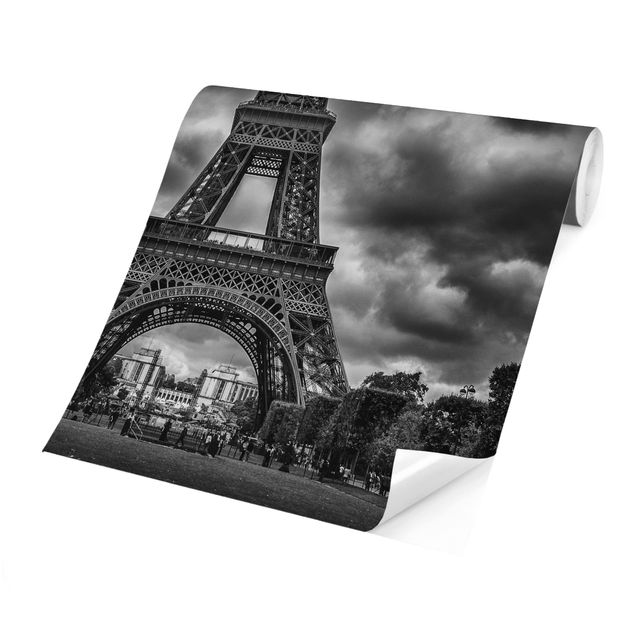 Fototapete schwarz Eiffelturm vor Wolken schwarz-weiß