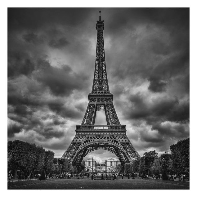 Tapeten weiß Eiffelturm vor Wolken schwarz-weiß