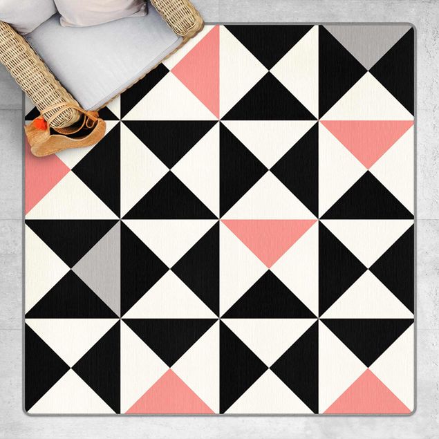 Moderner Teppich Geometrisches Muster große Dreiecke Farbakzent Altrosa