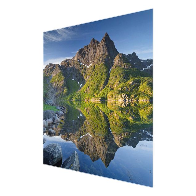 Glasbild - Berglandschaft mit Wasserspiegelung in Norwegen - Quadrat 1:1