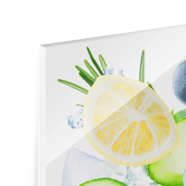 Glasbild - Blaubeeren Zitronen Eiswürfel Spash - Hochformat 2:3