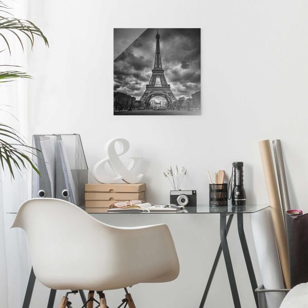 Glasbild Schwarz-Weiß Eiffelturm vor Wolken schwarz-weiß