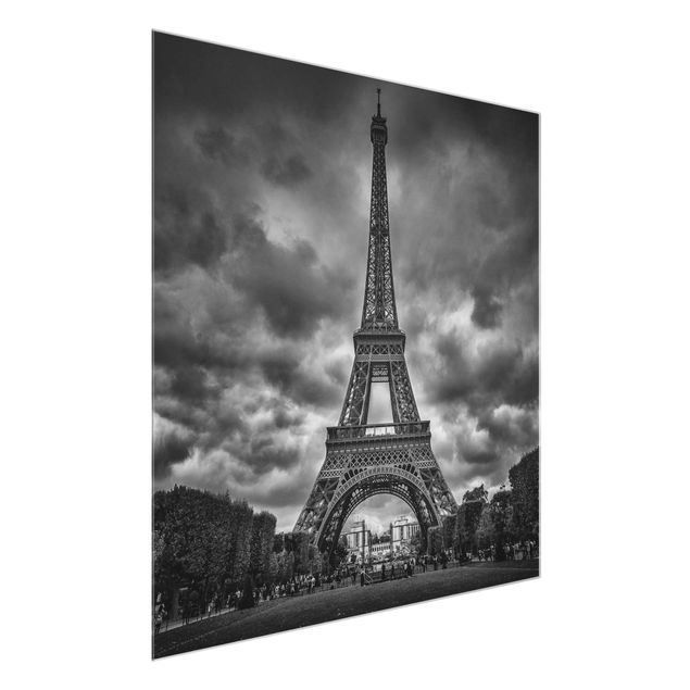 Glasbild Skyline Eiffelturm vor Wolken schwarz-weiß