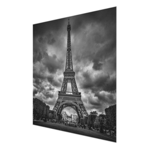 Glasbilder Eiffelturm vor Wolken schwarz-weiß