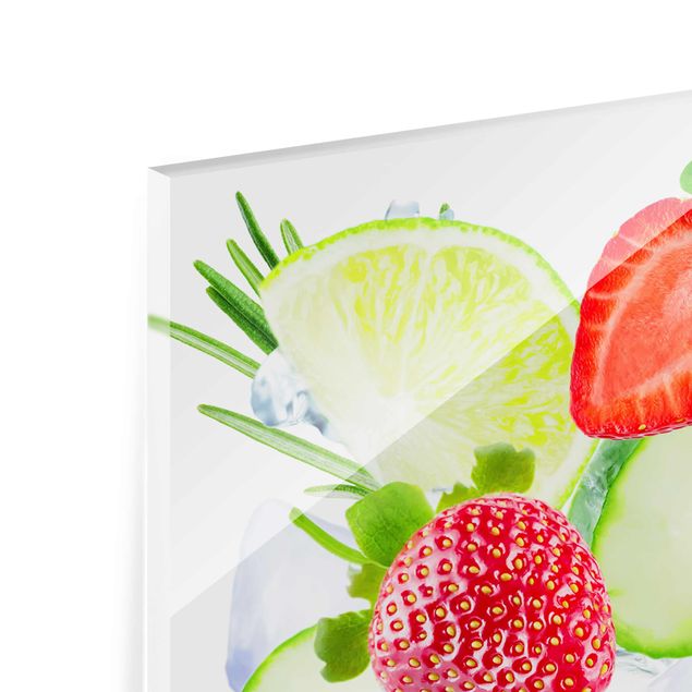 Glasbild - Erdbeeren Limetten Eiswürfel Splash - Hochformat 2:3