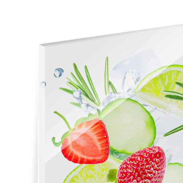 Glasbild - Erdbeeren Limetten Eiswürfel Splash - Querformat 4:3