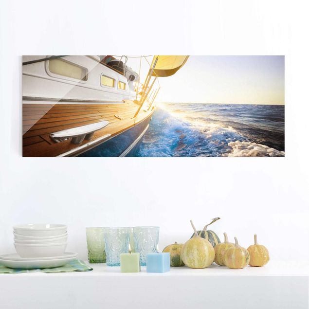 Glasbilder Meer Segelboot auf blauem Meer bei Sonnenschein