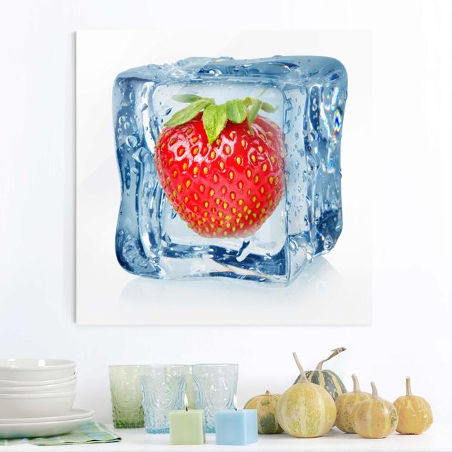 Glasbilder Pflanzen Erdbeere im Eiswürfel