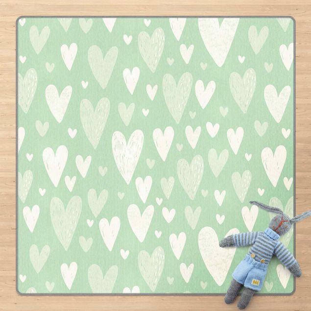 Teppich modern Kleine und große gezeichnete Weiße Herzen auf Grün