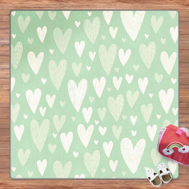 Teppich grün Kleine und große gezeichnete Weiße Herzen auf Grün