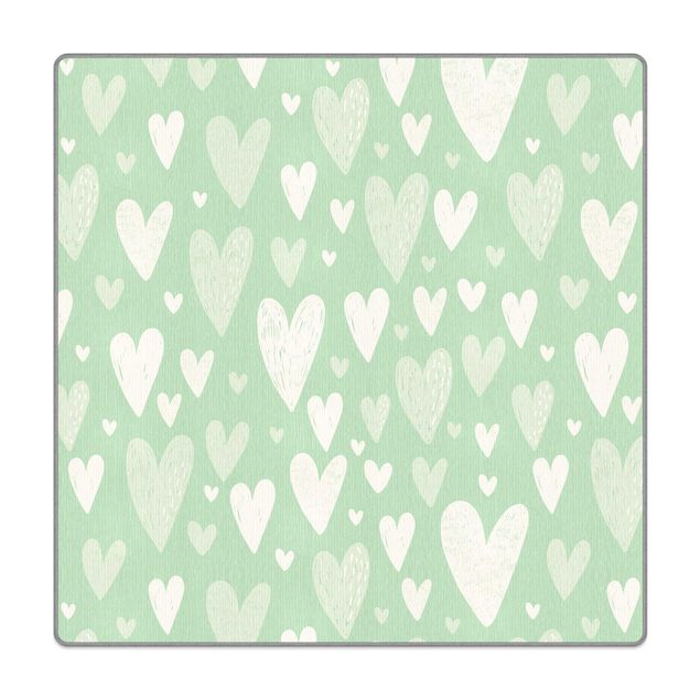 Teppich - Kleine und große gezeichnete Weiße Herzen auf Grün
