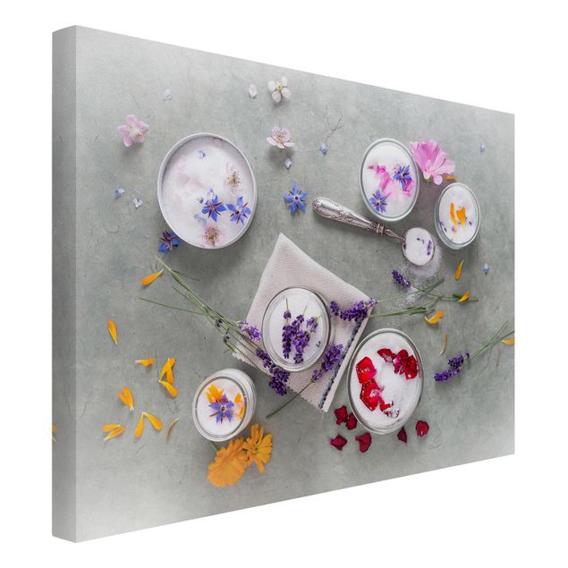 Leinwandbild - Essbare Blüten mit Lavendelzucker - Quer 4:3