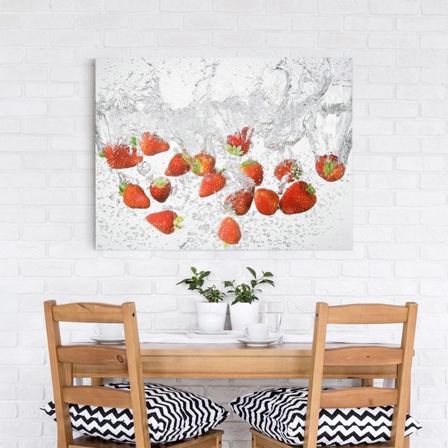 Bilder für die Wand Frische Erdbeeren im Wasser