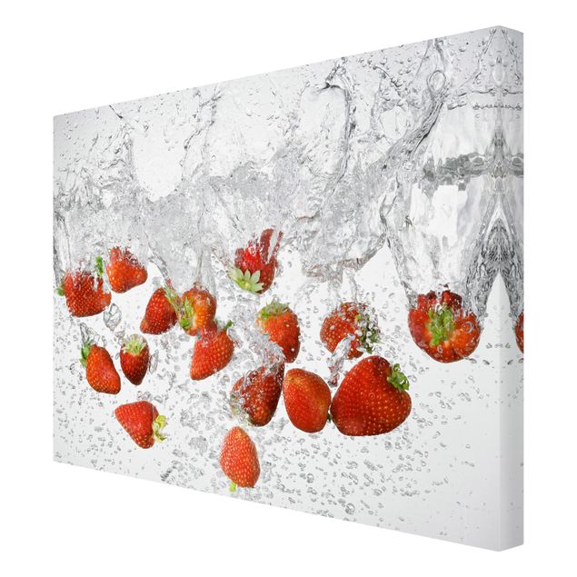 Leinwandbild - Frische Erdbeeren im Wasser - Quer 4:3