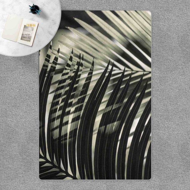 Grün Teppich Schattenspiel auf Palmenwedel