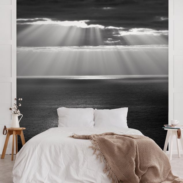 Fototapete Schwarz-Weiß Sonnenstrahlen über dem Meer Schwarz-Weiß