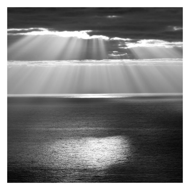 Weiße Tapeten Sonnenstrahlen über dem Meer Schwarz-Weiß