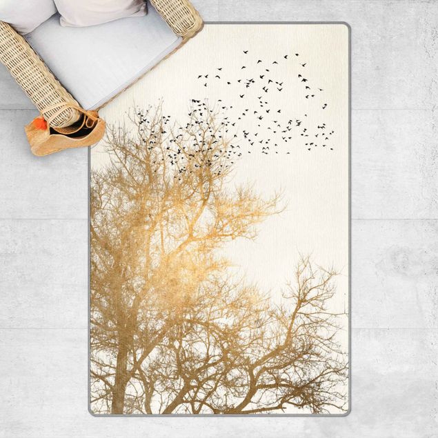 Moderner Teppich Vogelschwarm vor goldenem Baum