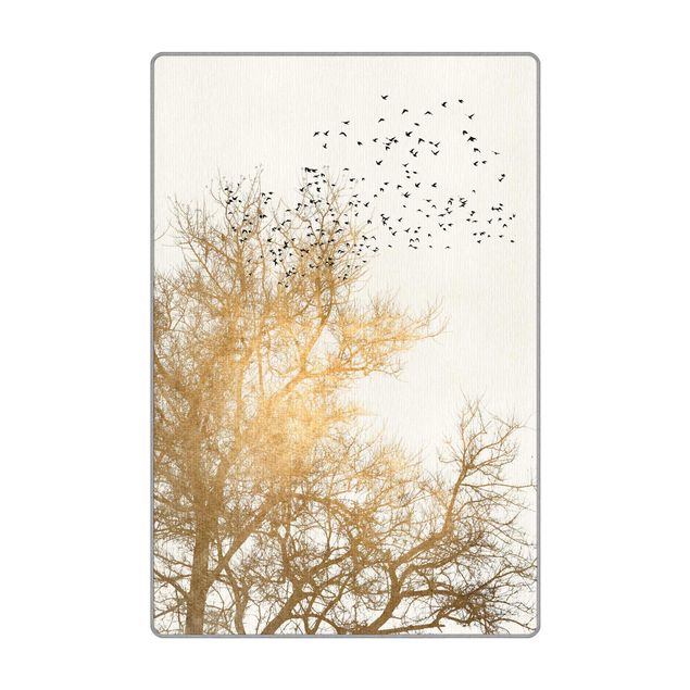 grosser Teppich Vogelschwarm vor goldenem Baum