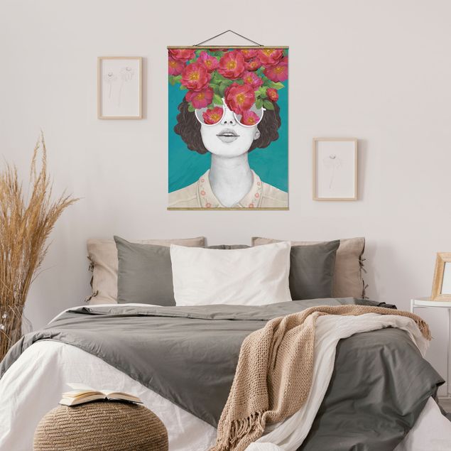 Stoffbild mit Posterleisten - Laura Graves - Illustration Portrait Frau Collage mit Blumen Brille - Hochformat 3:4