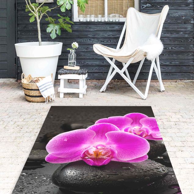teppich für balkon Pinke Orchideenblüten auf Steinen mit Tropfen