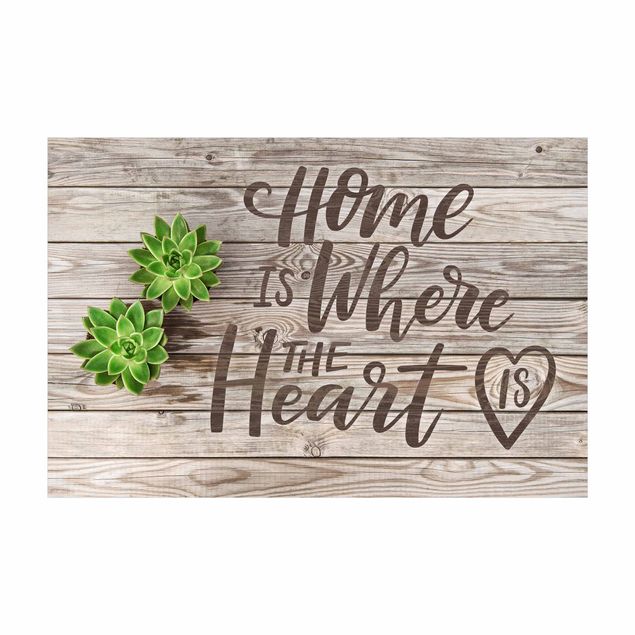 Brauner Teppich Home is where the Heart is auf Holzplanke