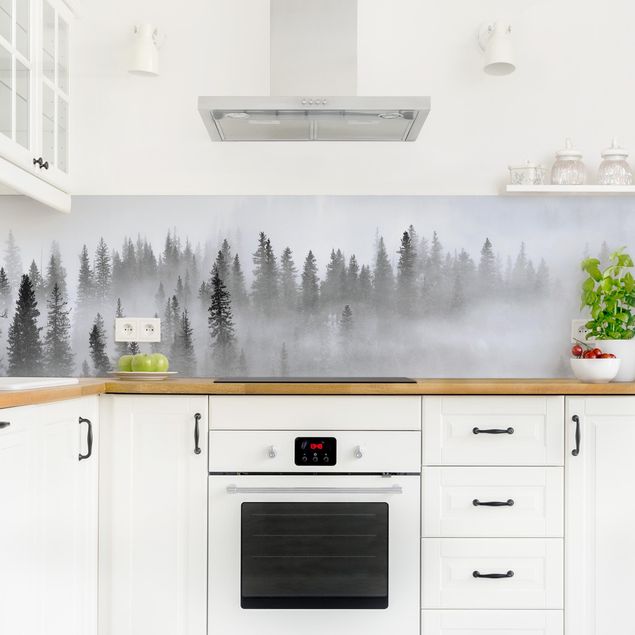 Küchenrückwand Schwarz-Weiß Nebel im Tannenwald Schwarz-weiß