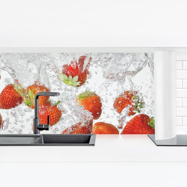Spritzschutz Küche Frische Erdbeeren im Wasser