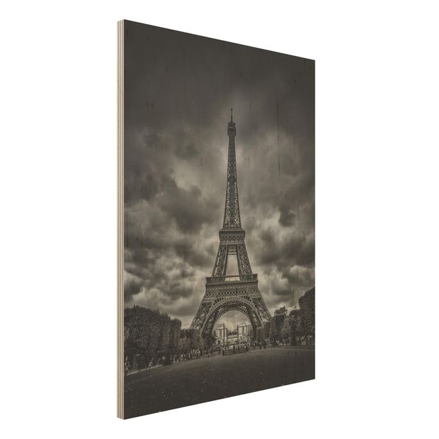 Holzbild Skyline Eiffelturm vor Wolken schwarz-weiß