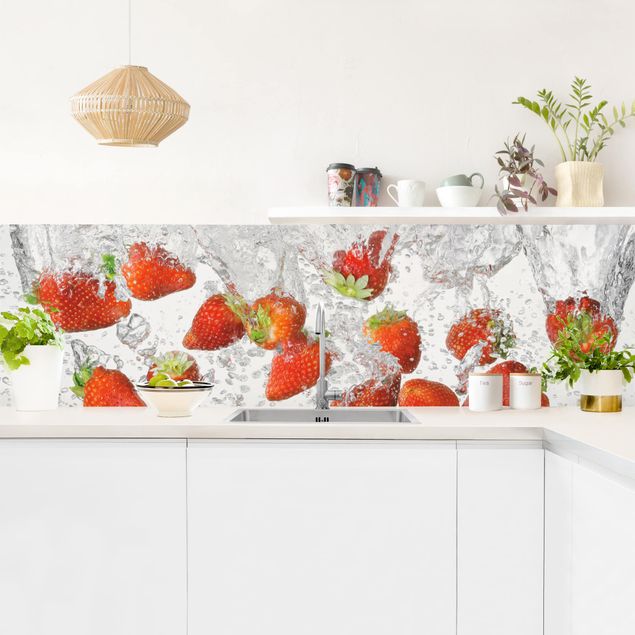 Küchenrückwand Obst Frische Erdbeeren im Wasser