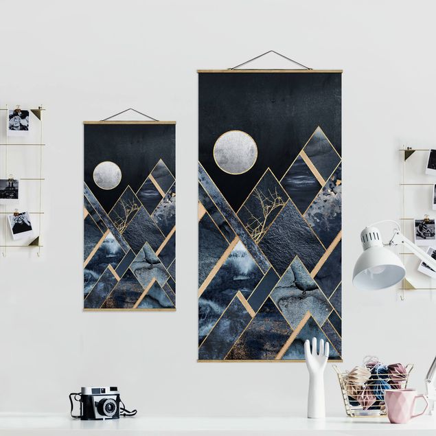 Stoffbild mit Posterleisten - Elisabeth Fredriksson - Goldener Mond abstrakte schwarze Berge - Hochformat 1:2