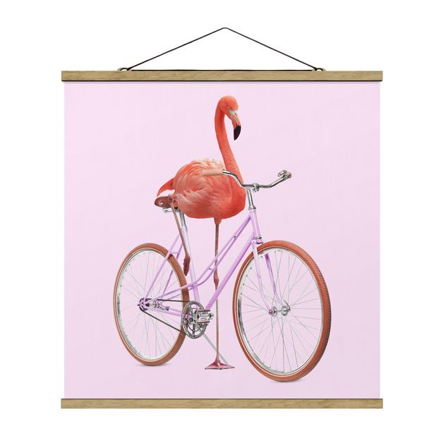 Stoffbild mit Posterleisten - Jonas Loose - Flamingo mit Fahrrad - Quadrat 1:1