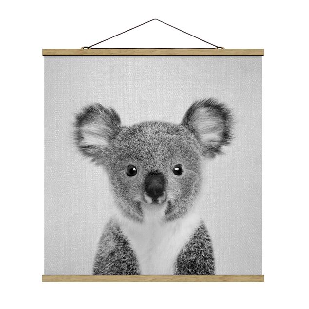 Stoffbild mit Posterleisten - Baby Koala Klara Schwarz Weiß - Quadrat 1:1