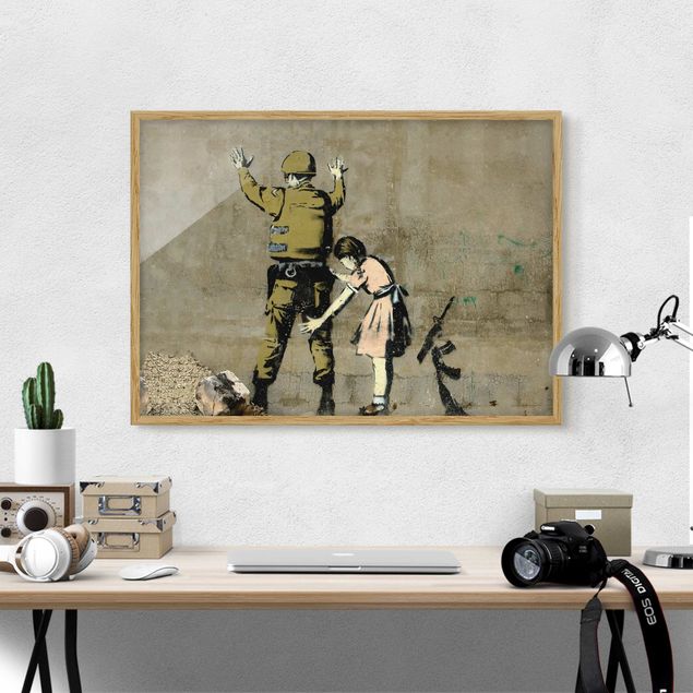 Gerahmtes Bild Banksy Soldat und Mädchen - Brandalised ft. Graffiti by Banksy