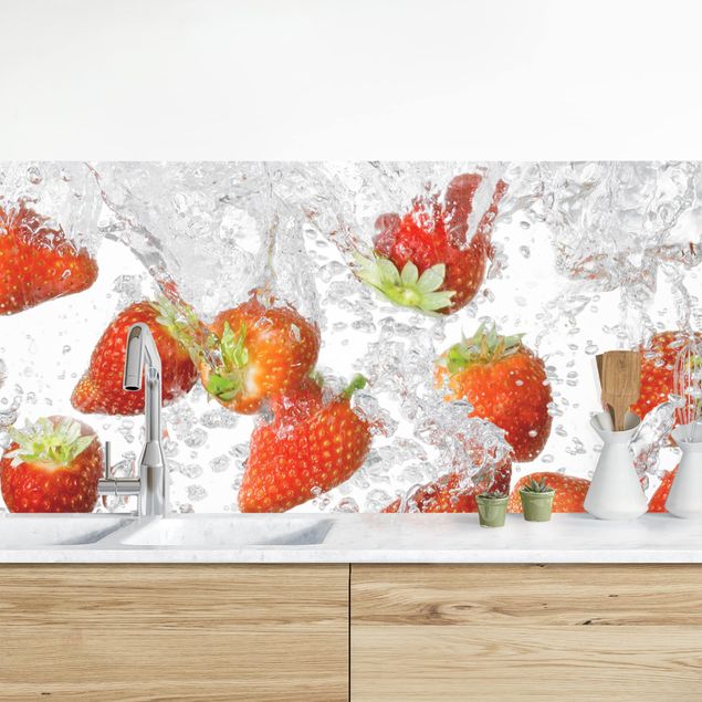 Küchenrückwände Platte Frische Erdbeeren im Wasser