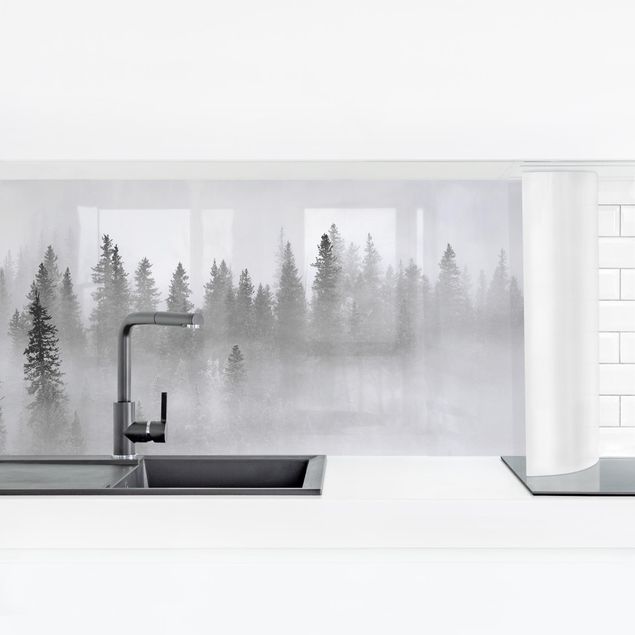 Spritzschutz Küche Nebel im Tannenwald Schwarz-weiß