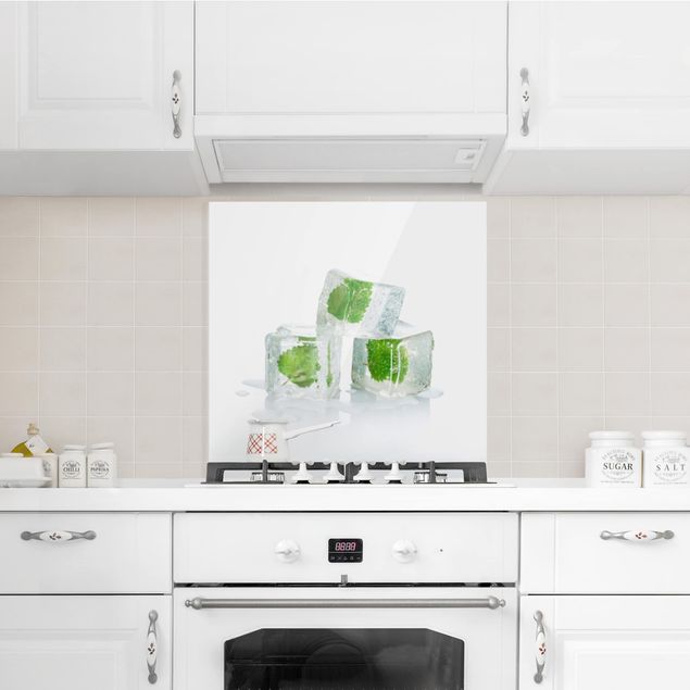 Küchenrückwand Glas Kräuter Drei Eiswürfel mit Melisse
