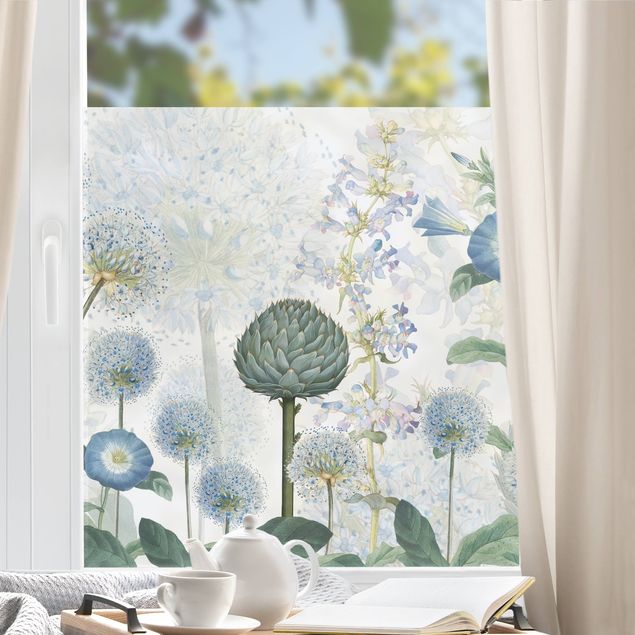Frühling Fensterdeko Blaue Alliumdolden im Wind