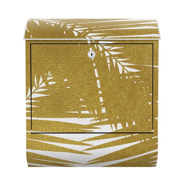 Briefkasten - Blick durch goldene Palmenblätter