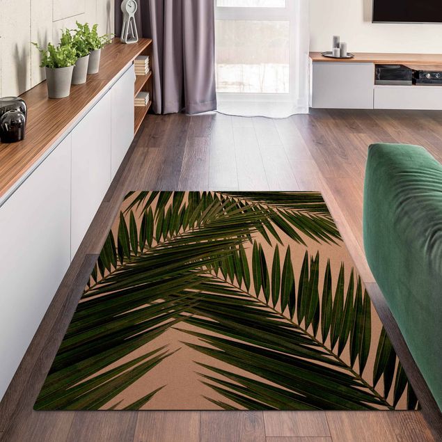 Moderne Teppiche Blick durch grüne Palmenblätter