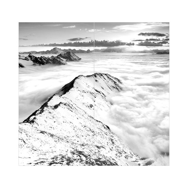 Duschrückwand - Blick über Wolken und Berge Schwarz-Weiß