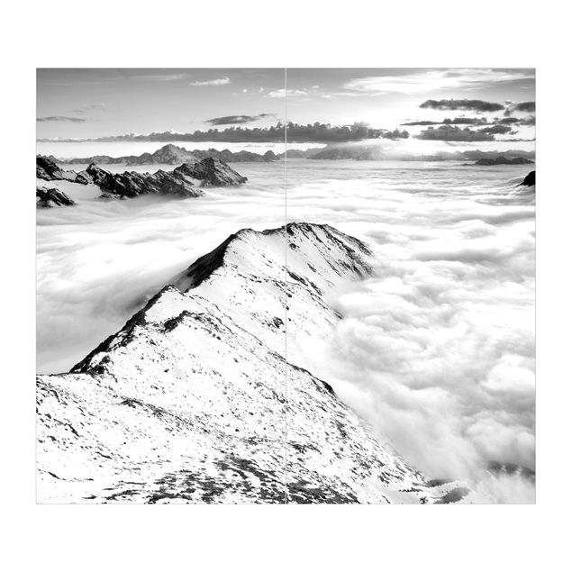Duschrückwand - Blick über Wolken und Berge Schwarz-Weiß